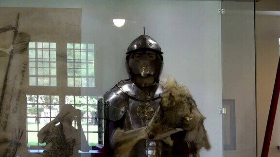 中世纪穿着盔甲的骑士