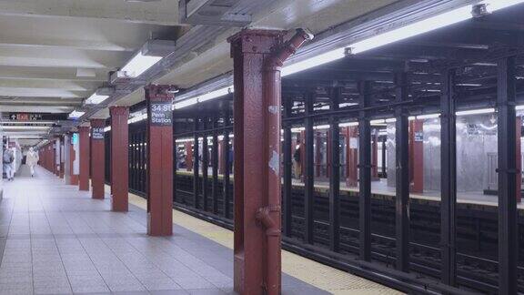 第34街-宾夕法尼亚站纽约市火车站因COVID-19冠状病毒爆发而废弃