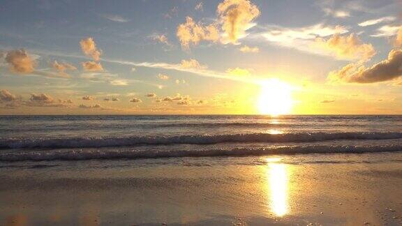 海滩海上日落视频戏剧性的天空日落
