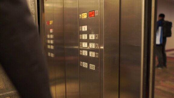 在电梯里按下按钮电梯就会开动