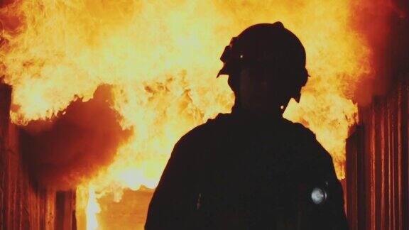 SLOMO消防队员消防队员走向镜头火焰在背景中肆虐