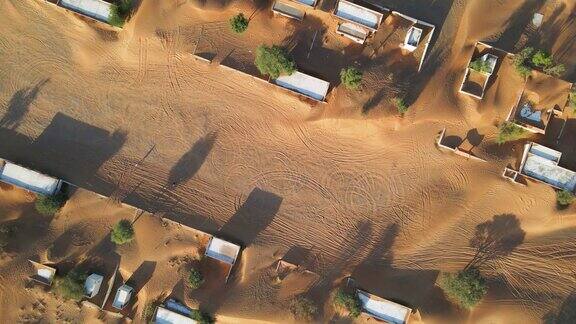 迪拜附近的阿联酋沙漠中被遗弃的房子的鸟瞰图被沙丘取代