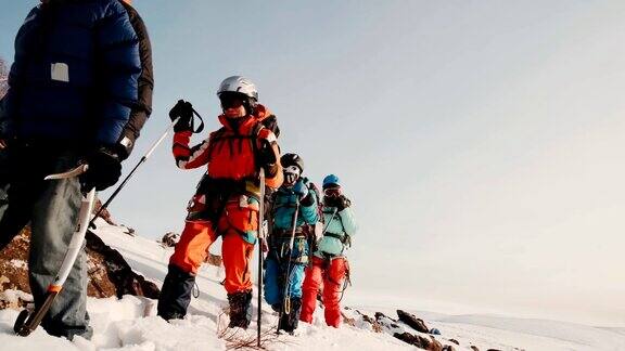 攀登者和他的团队在登山