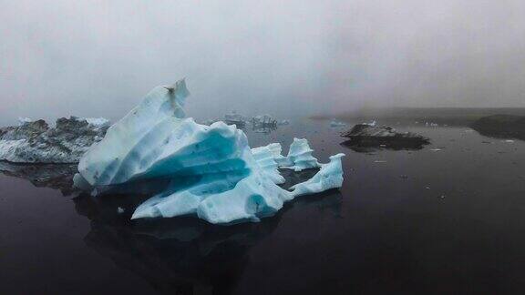 冰岛Jokulsarlon冰川泻湖的冰山的无人机鸟瞰图