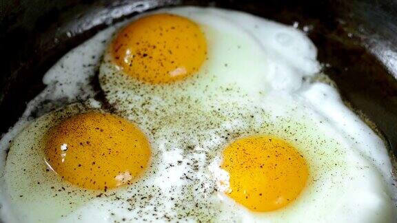准备三个煎蛋