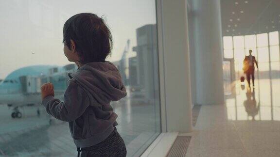 一个小男孩在机场看飞机