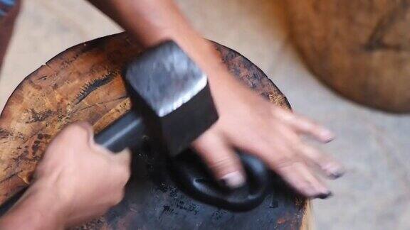 如何制作徽州墨系列第四步工匠用大铁锤在木砧上敲击滚烫的生墨将两者完全融合这是中国文化的传统工艺