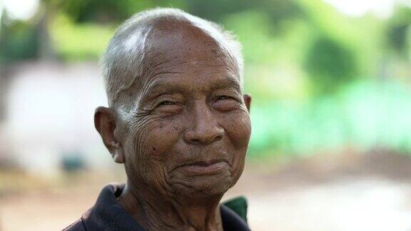 快乐的亚洲老年人老人看着相机和微笑