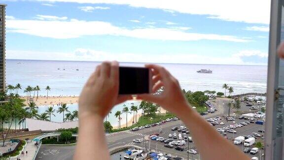 一名女子用4K慢镜头拍摄夏威夷怀基基海滩