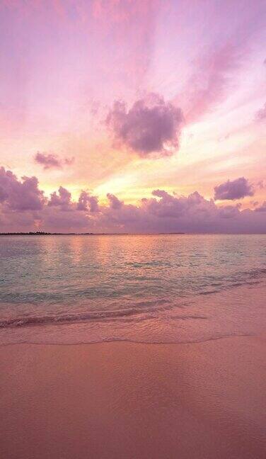 在马尔代夫的海洋和沙滩上的日落