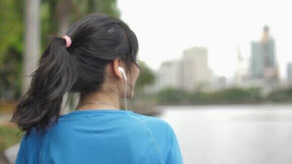 一个女孩戴着耳机的录像