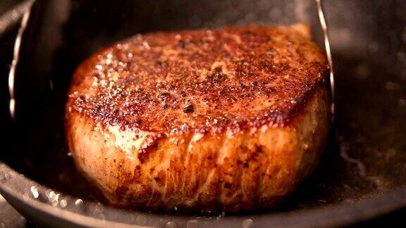 把一片红牛肉放在烤架上炸一下在煎锅上煎牛排快速