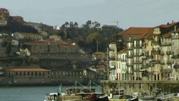 葡萄牙波尔图的游船和建筑