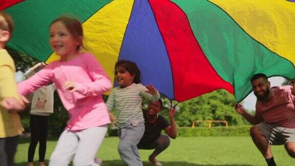 幼儿园使用降落伞
