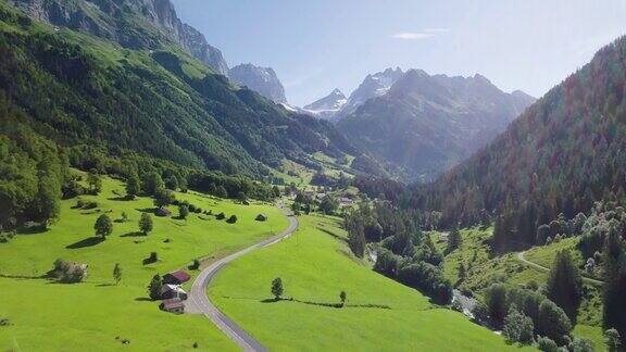 鸟瞰图的瑞士山在苏斯滕瑞士