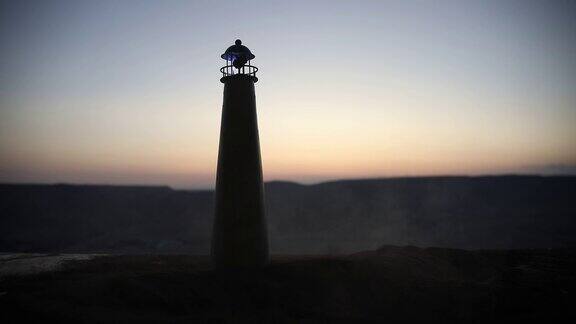 日落时有光的灯塔古老的灯塔屹立在山上表装饰有选择性的重点