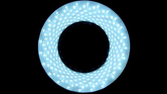 灯的LED环在黑色背景上以不同的模式亮起