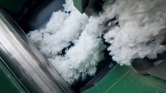白色聚酯织物从工厂的传送带上掉下来
