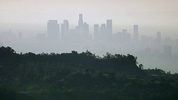 从好莱坞山鸟瞰烟雾弥漫的洛杉矶