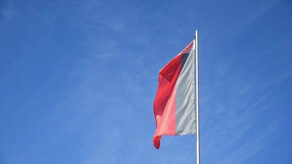 旗杆上飘扬着白俄罗斯或白俄罗斯国旗背景为蓝天