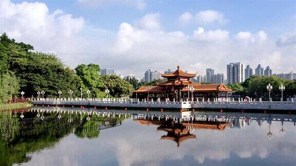 游客参观中国古亭在池塘时间流逝