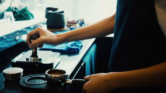 用咖啡机煮咖啡的女咖啡师