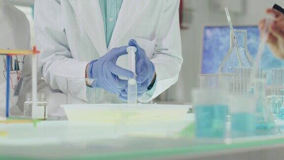 孩子们在做科学实验实验室内部浇注多种颜色的液体使用注射器