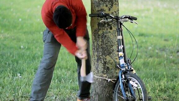 小偷试图用斧头砸断自行车锁