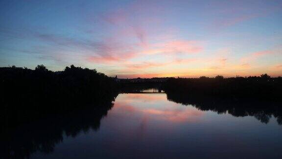 科尔多瓦瓜达基维尔河上的日出