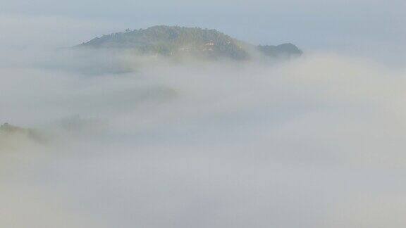 蒙特塞拉特向北的景色-山谷中的大雾天