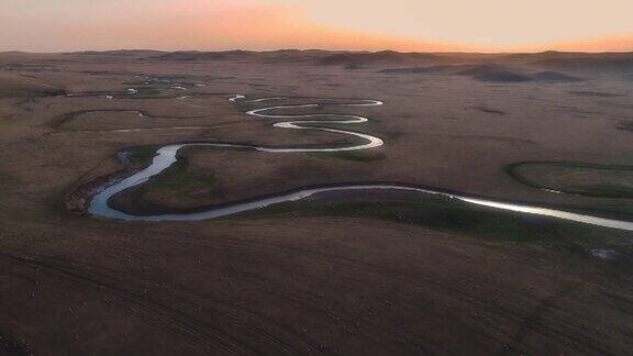穆里格莱河在呼伦贝尔草原上蜿蜒流淌