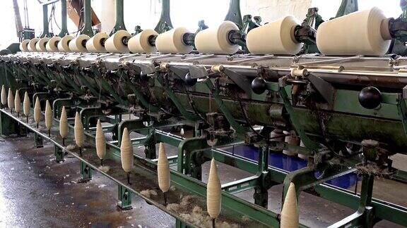 历史悠久的毛纺厂生产在威尔士-英国
