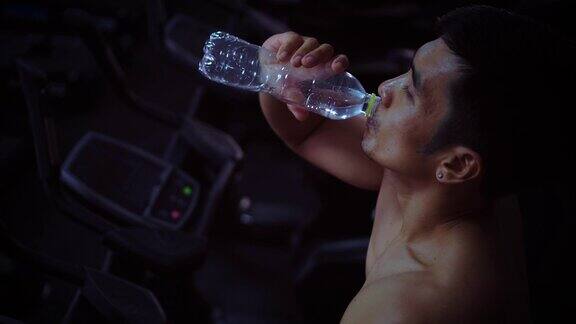 男人运动后喝水