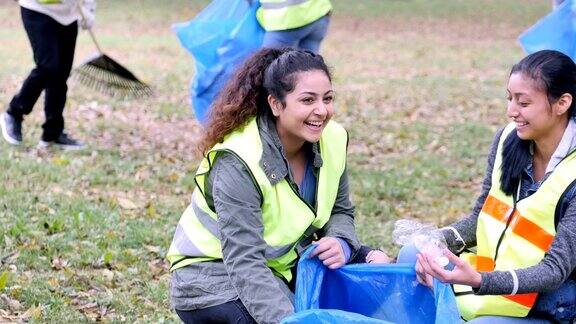 年轻妇女参加社区清扫日