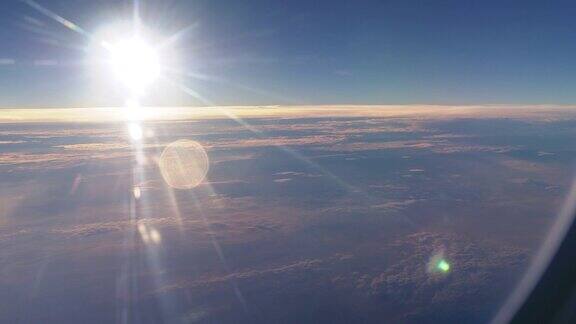 飞过云层的飞机视图