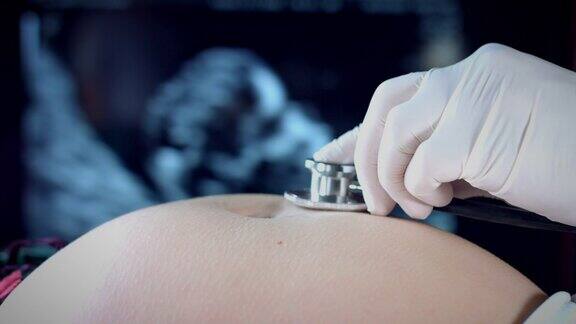 4K超音波医生带听诊器检查孕妇腹部