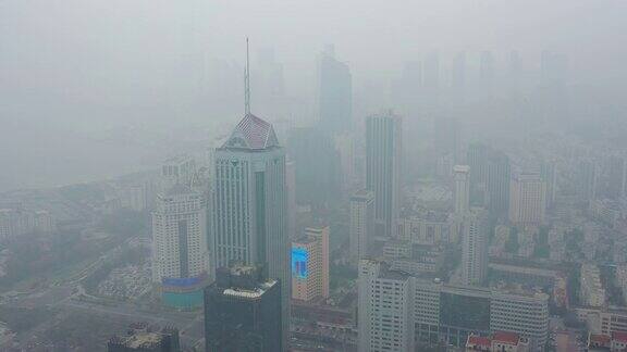 白天时间雾霾青岛市区著名的交通湾市区航拍全景4k中国