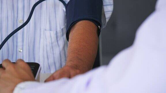 医生为老人测量血压