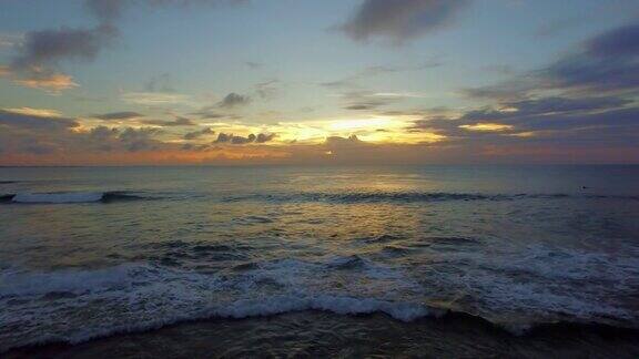 POV手握日落时在海边散步的照片