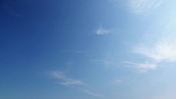 美丽的白云在蓝天中慢慢地变换形状