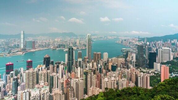 时间流逝香港城市的与蓝天和白云从山顶俯瞰香港摩天大楼