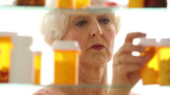 老女人在药柜里找药