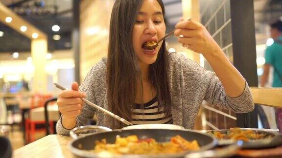 亚洲女人吃韩国菜面条汤
