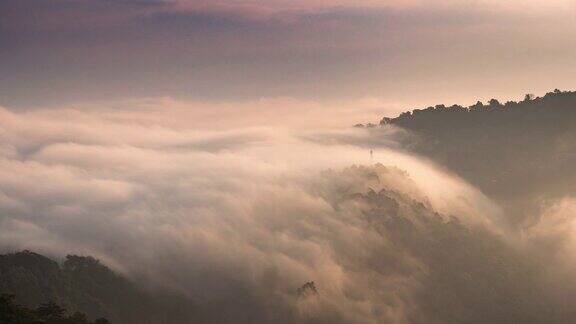 随日出在山上移动的薄雾的时间流逝