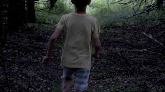 在森林里的一个高加索男孩很害怕跑着追着一个受惊的男孩