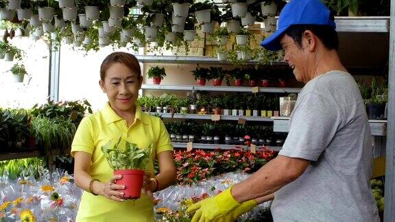 在花店买植物的女人