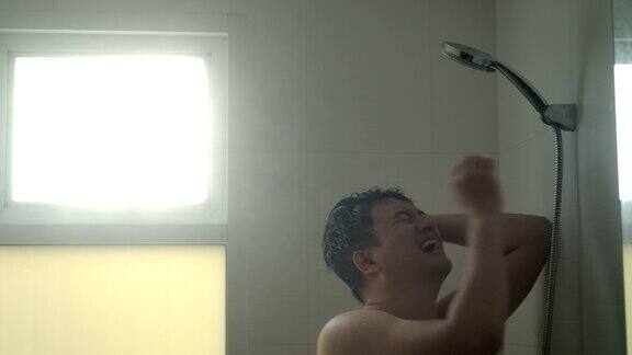 男人洗了个澡他很伤心在他房子的浴室里