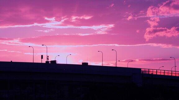 夕阳在高速公路的后面