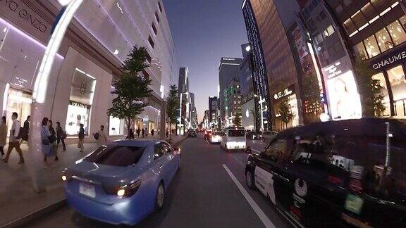 POV在城市里骑自行车黄昏时分骑自行车穿过银座日本东京交付服务行动相机拍摄