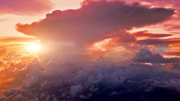日落时在云层之上飞行